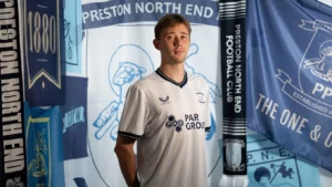 Mads Frøkjær står i hvid trøje under offentliggørelsen af købet