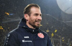 Jan Siewert storsmiler iført Mainz-jakke