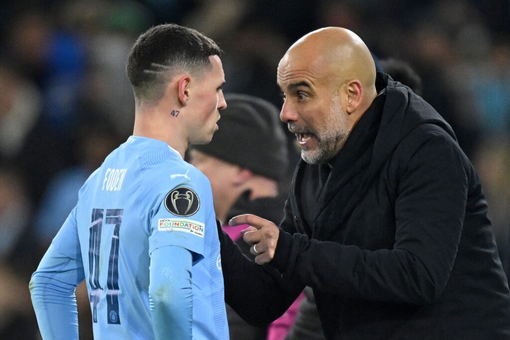 Pep Guardiola taler med Phil Foden i Manchester Citys Champions League-kamp.