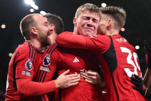 Rasmus Højlund omfavnes af Manchester United-spillerne efter sin scoring