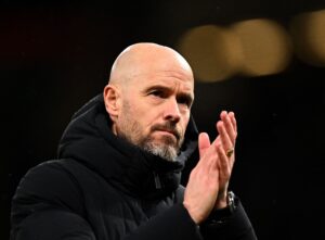 Erik ten Hag klapper iført sort tøj