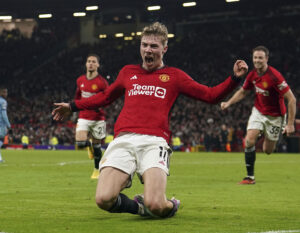 Højlund jubler for Manchester United efter strålende scoring