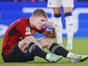 Rasmus Højlund sidder i græsset iført sit kamptøj