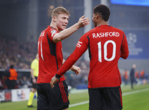 Rasmus Højlund jubler sammen med Marcus Rashford efter en scoring i Parken.