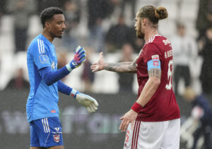 Nathan Trott giver hånd til Raul Albentosa