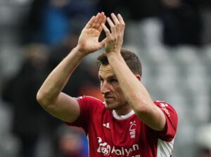 Chris Wood klapper ud til publikum efter kampen for Nottingham Forest mod Newcastle