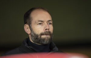 Andreas Alm kigger ud i luften iført sort tøj