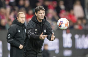 Søren Krogh kaster en bold iført OB-jakke.