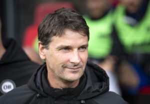 Søren Krogh står og kigger i sin OB-jakke