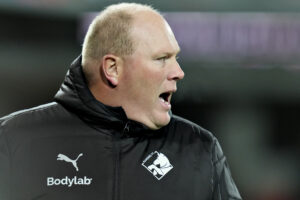 Rasmus Bertelsen fredes af Randers' sportsdirektør Søren Pedersen.