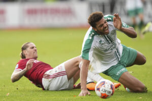 Raul Albentosa og Ementa kæmper om bolden.