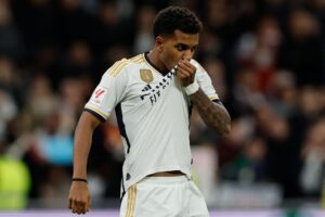 Rodrygo fejrer sin scoring mod Granada, ved at kysse Real Madrid-logoet.