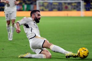 Dani Carvajal i en glidende tackling for Real Madrid