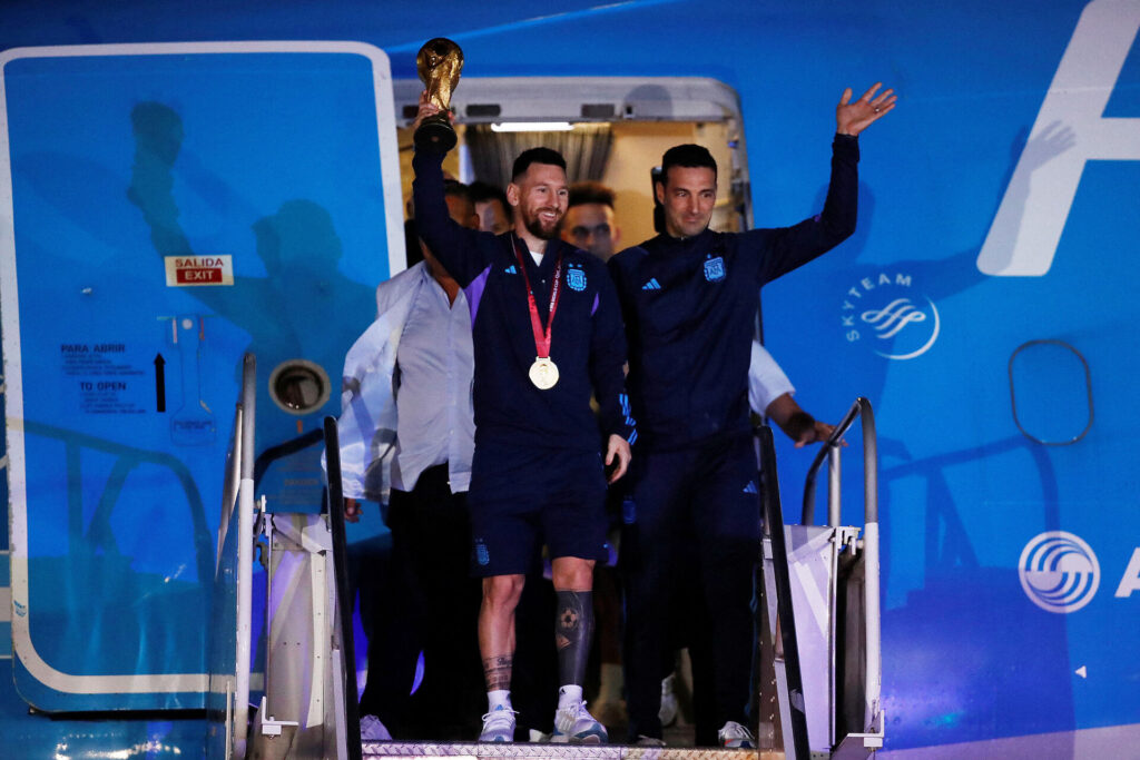 Lionel Messi og Lionel Scaloni efter Argentinas VM-triumf i Qatar.