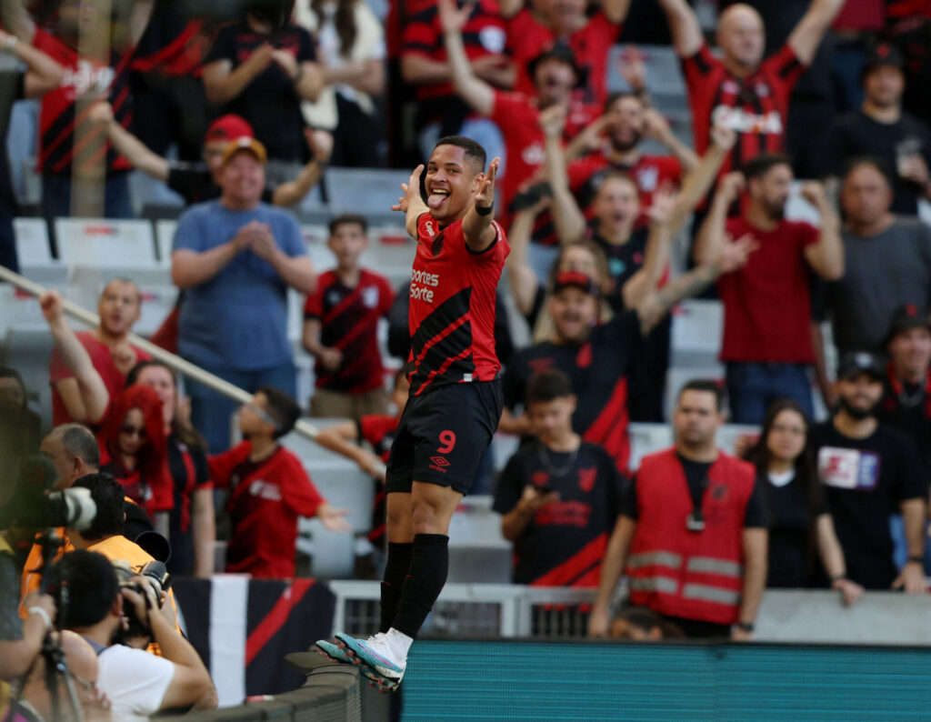 Vitor Roque fejrer et mål for Athletico Paranaense.