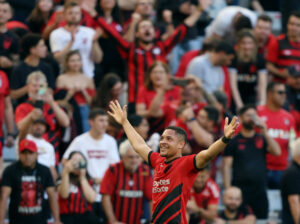 Vitor Roque jubler i den rød/sorte trøje.