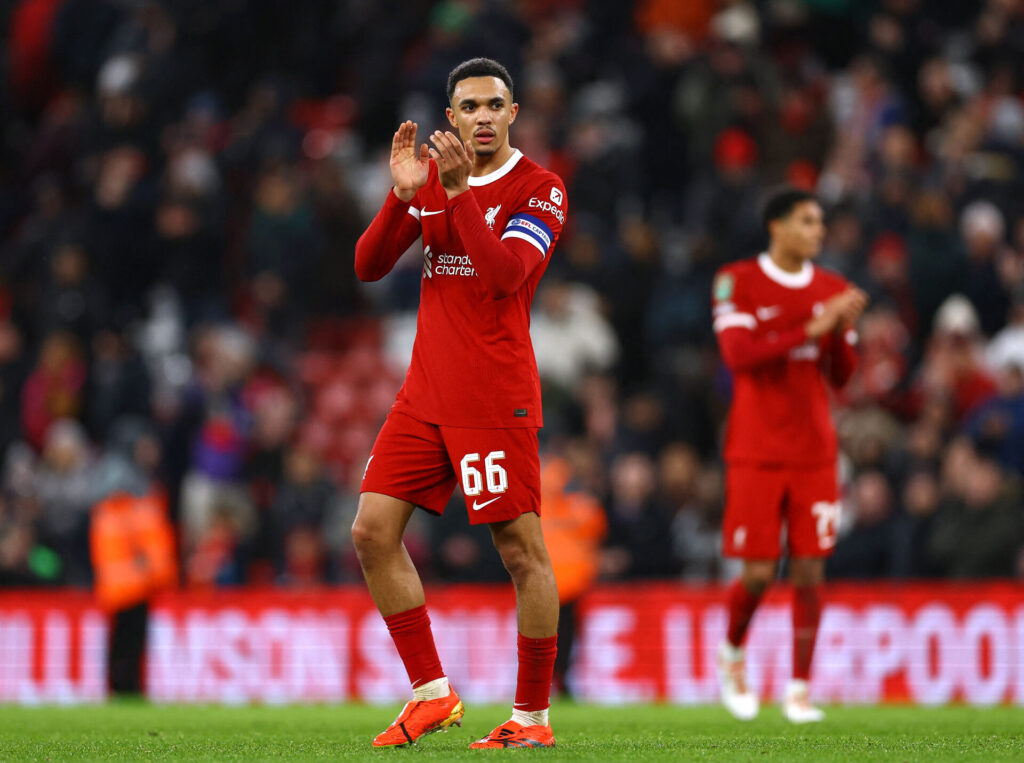 Trent Alexander-Arnold med anførerbindet i Liverpools sejr på 5-1 mod West Ham i Carabao Cuppen.