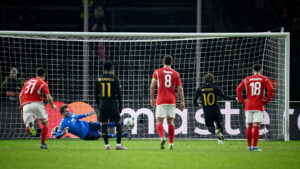 Frederik Rønnow har reddet et straffespark mod Real Madrid.