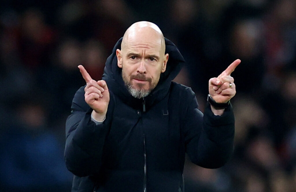 Erik ten Hag peger til hver sin retning med sine fingre