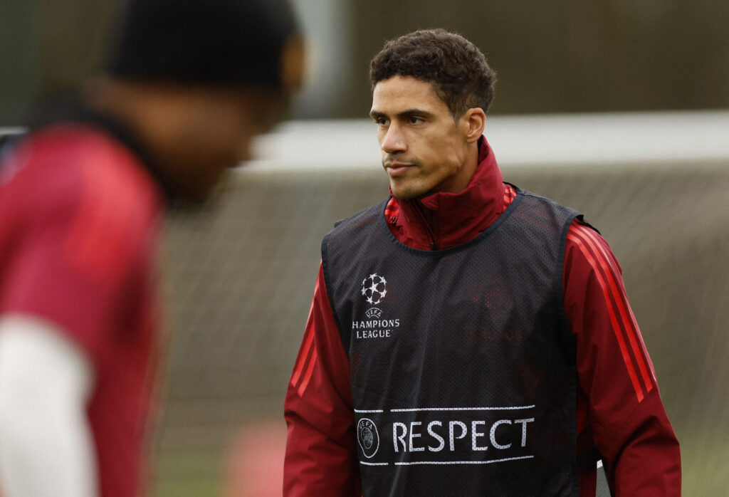 Raphael Varane i sin sorte overtrækstrøje for United.