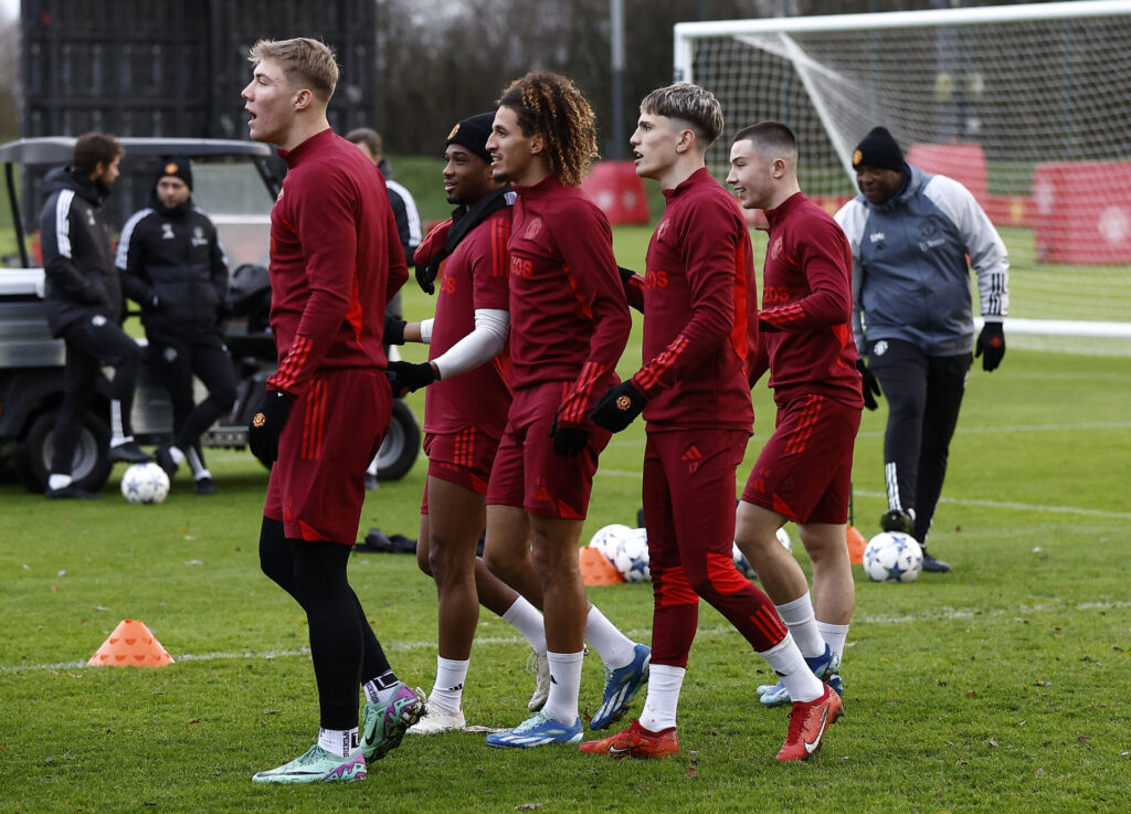 Manchester Uniteds spillere løber og varmer op til træning