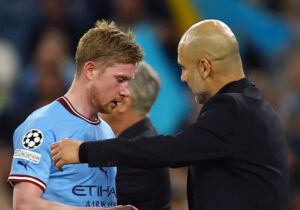Kevin De Bruyne og Pep Guardiola giver hånd