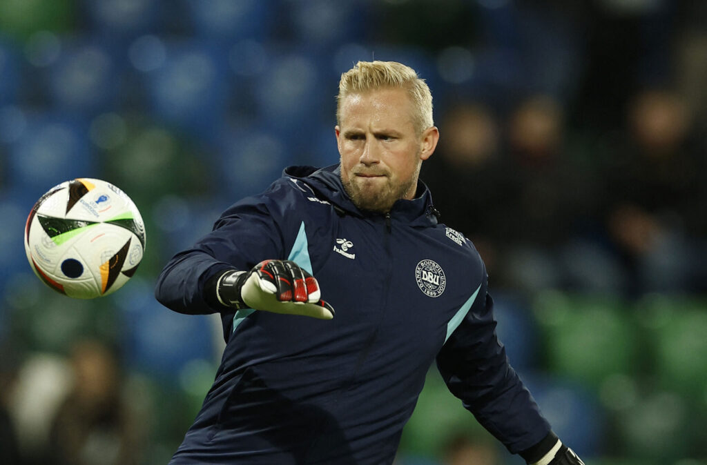 Schmeichel iført blåt tøj der sparker til en bold