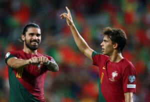 Ruben Neves og Joao Felix i aktion for Portugal mod Luxembourg.