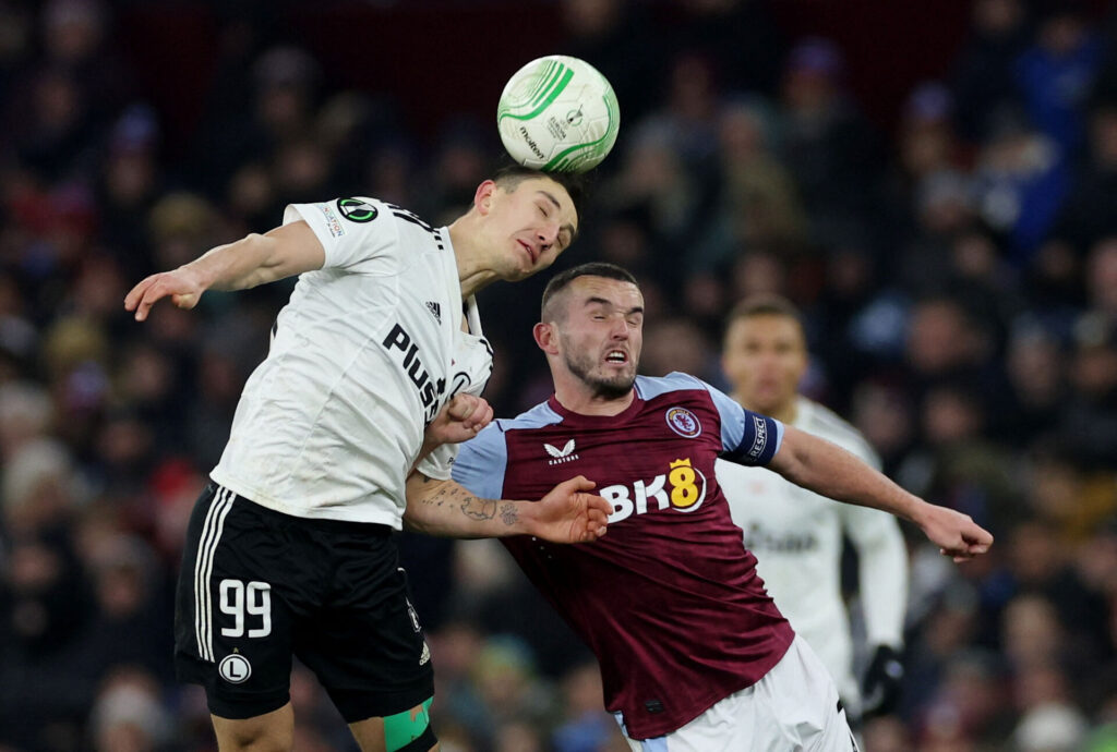 Der er kamp om bolden med bartosz slisz i hovedrollen.