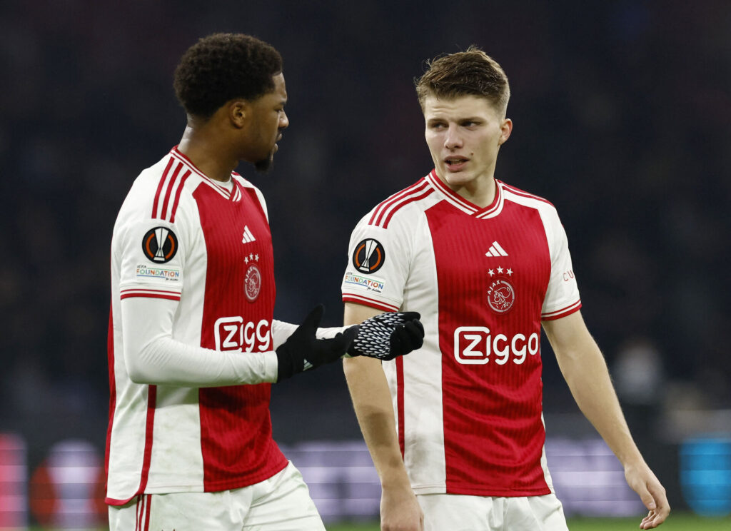 Ajax' spillere går og diskuterer