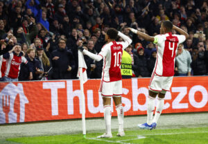 Chuba Akpom fejrer sin scoring imod AEK Athen i Europa League.