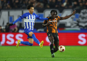 Brightons Karou Mitoma i kamp mod Olympique Marseille.