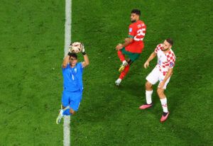 Yassine Bounou griber bolden i den blå Marroko-trøje.