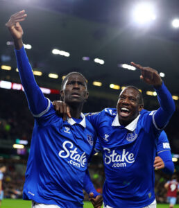 Amadou Onana og Abdoulaye Doucoure efter mål mod Burnley.