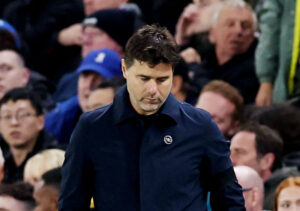 Pochettino kigger slukøret ned i græsset