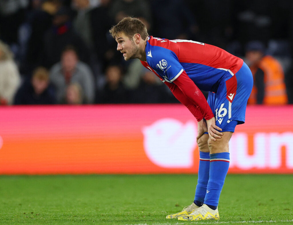 Joachim Andersen fra Crystal Palace bukker sig forover iført spillertøj