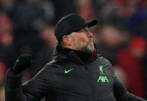 Jürgen Klopp iført sort jakke og sort kasket