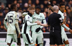 Cole Palmer fejrer sin scoring mod Luton sammen med Noni Madueke.