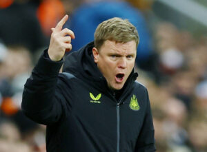 Eddie Howe råber med en finger i vejret