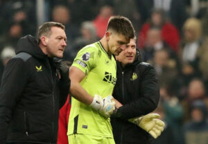 Nick Pope bliver fulgt ud af to af Newcastles læger