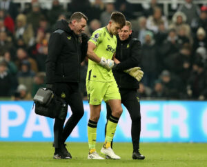 Nick Pope forlader banen efter angiveligt at have revet skulderen af led.