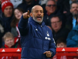 Nuno Espirito Santo peger med fingeren og råber iført jakke med logo fra Nottingham Forest