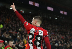 Jason McAteer jubler ud mod tilskuerne