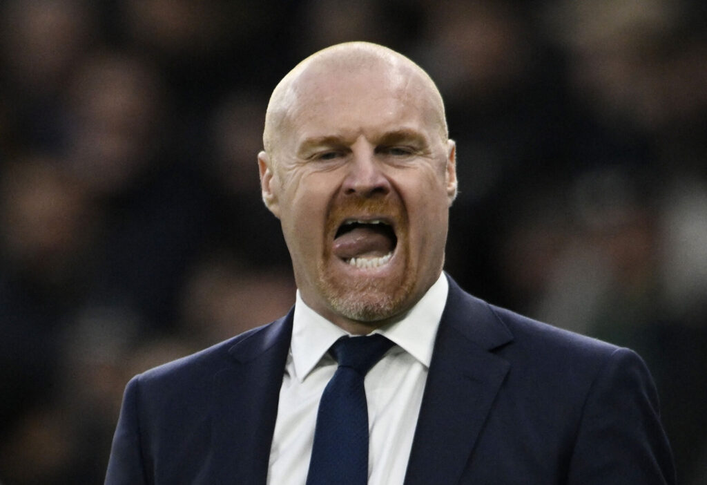 Sean Dyche slikker sig om munden iført jakkesæt