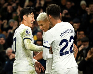 Son Heung-min og Richarlison i sejren over Newcastle i Premier League.