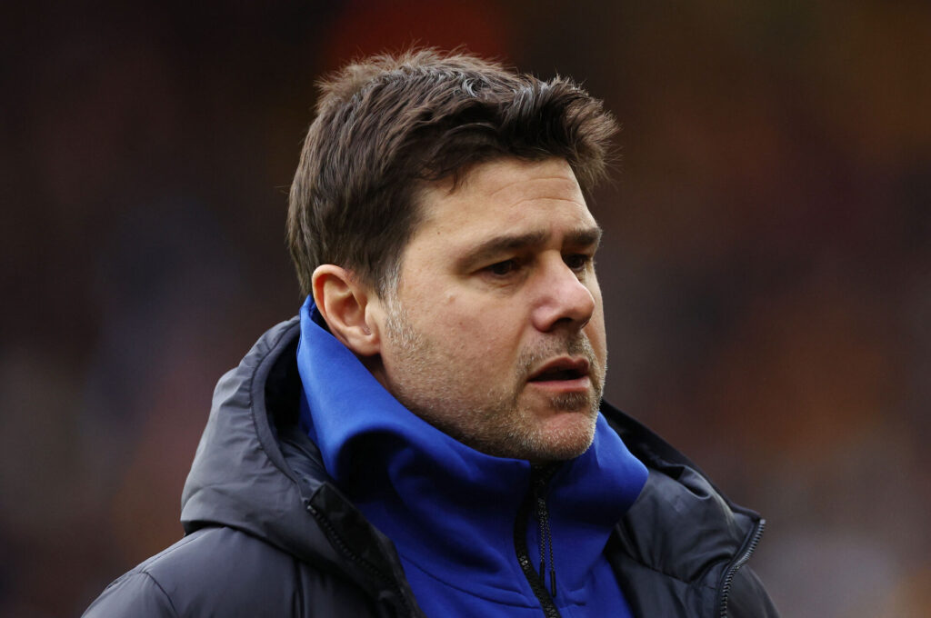 Pochettino kigger iført Chelsea-jakke