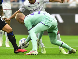 Oliver Christensen i grøn trøje samler bolden op i en fodboldkamp