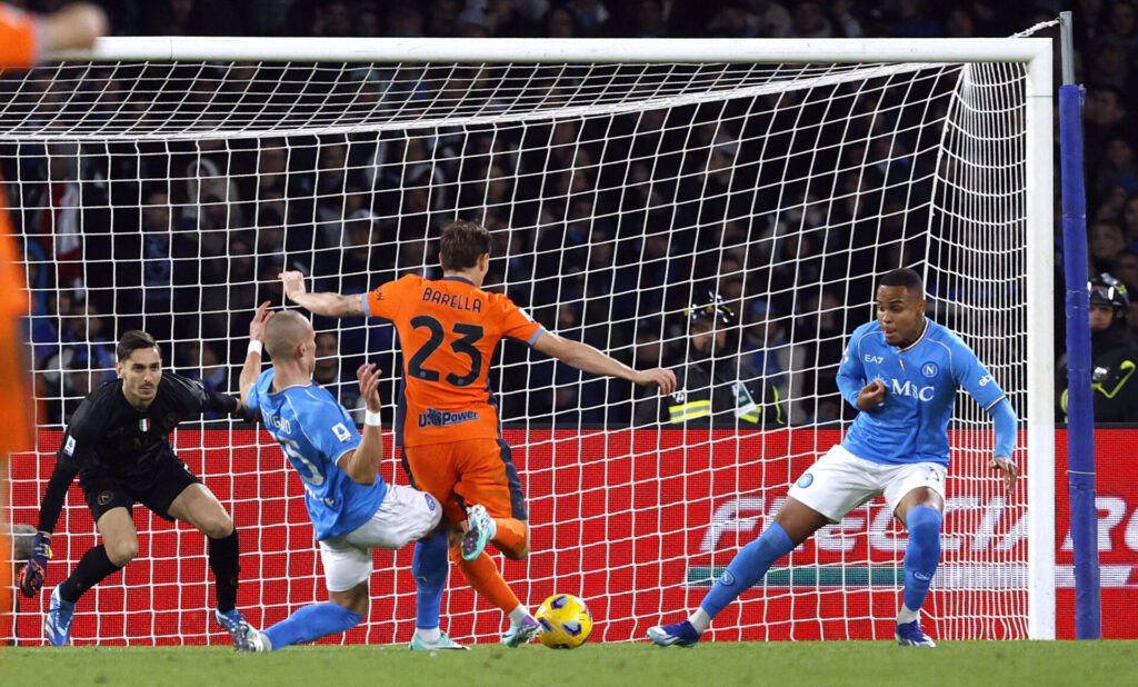 Nicolo Barella scorer til 2-0 for Inter mod Napoli