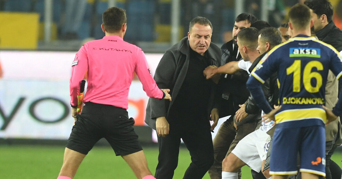 Pierluigi Collina kommenterer på overfald i fodbold: Det er en ‘cancer’ for sporten.