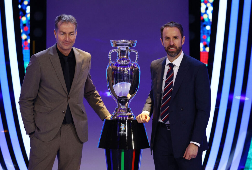Kasper Hjulmand og Gareth Southgate med EM-trofæet, da de begge deltog i lodtrækningen til EM 2024.
